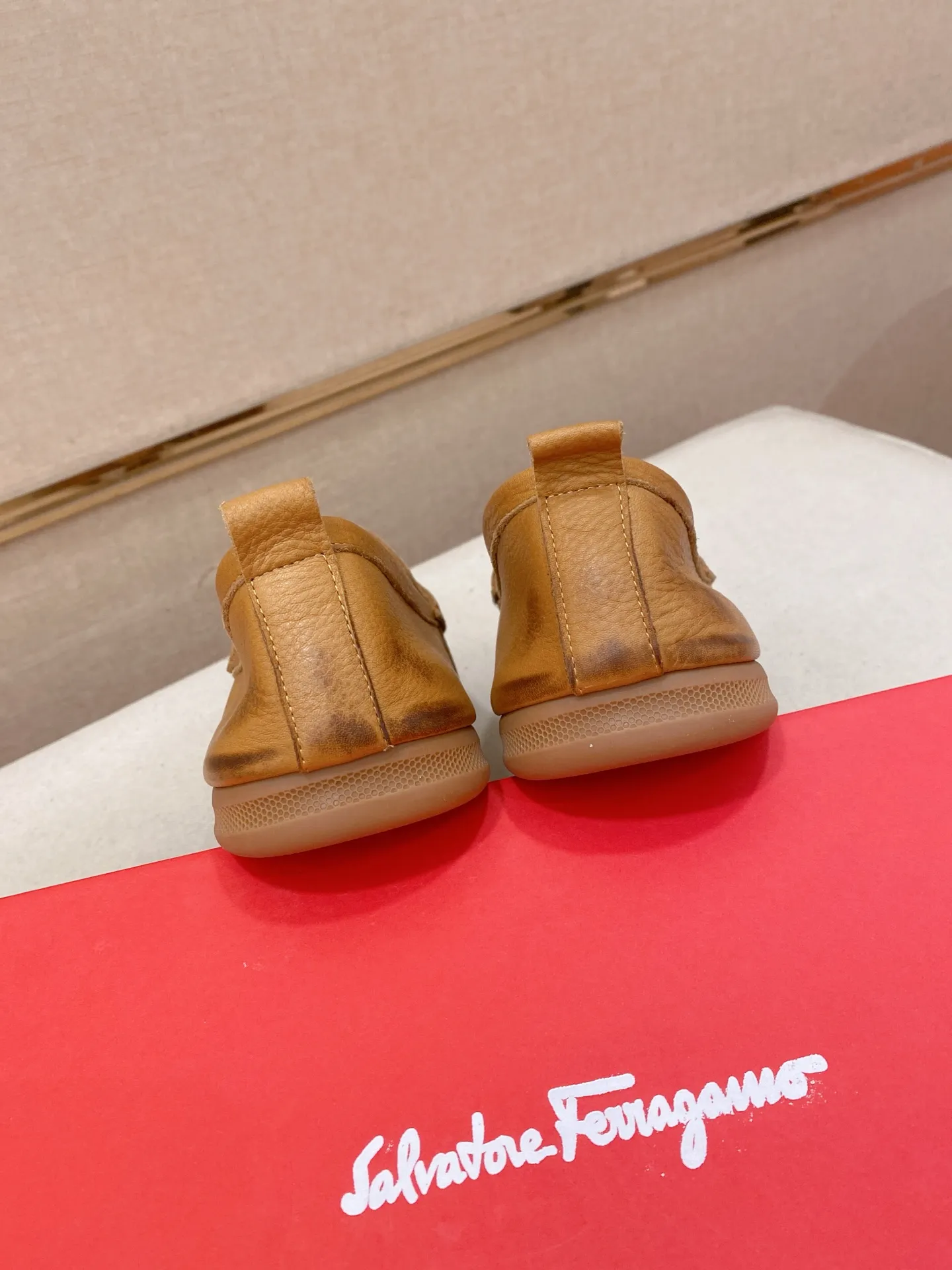 Factory price 500💰 Original Ferragamo men's shoes! The world's top brands...Luxury quality...//Fashion and high-end footwear 👍💪🏻...give you a low-key luxury comfort experience👍. The upper is made of pure Italian imported original cowhide and sweat-absorbent sheepskin lining. It is comfortable and breathable, high-end and classy... luxurious and noble!! .. OEM factory shipment [Hug] stall.. Original board. Welcome to taste..38--44.